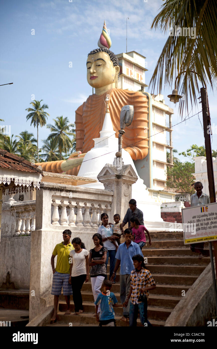 Visiteurs à Sri Lankas plus grande statue de Bouddha au Temple Wewurukannala Vihara près de Dikwella South, Pussalagoda Walasgala, Sri Lanka, Banque D'Images