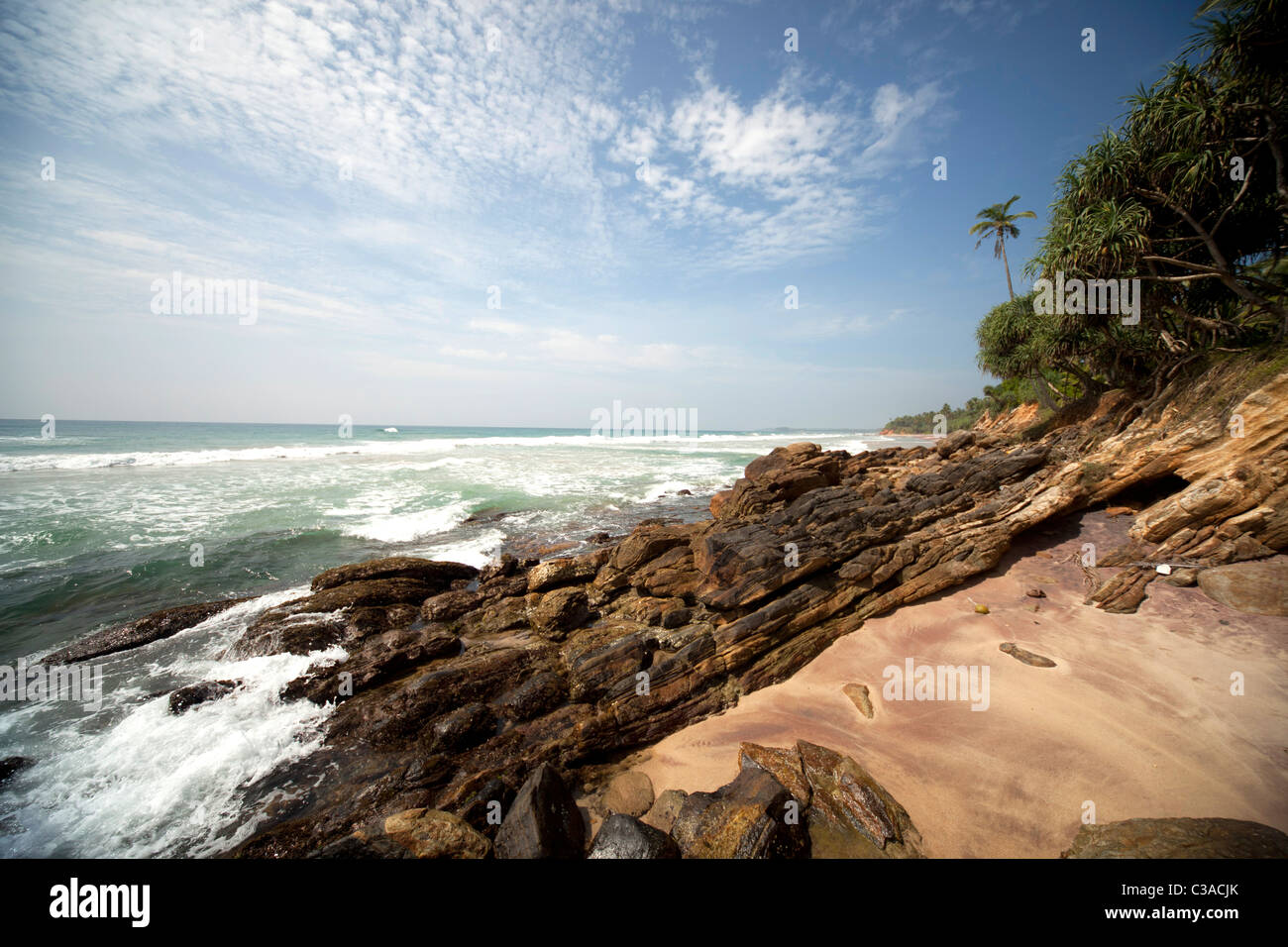 Le sud de la côte rocheuse près de Dikwella South, Sri Lanka Banque D'Images