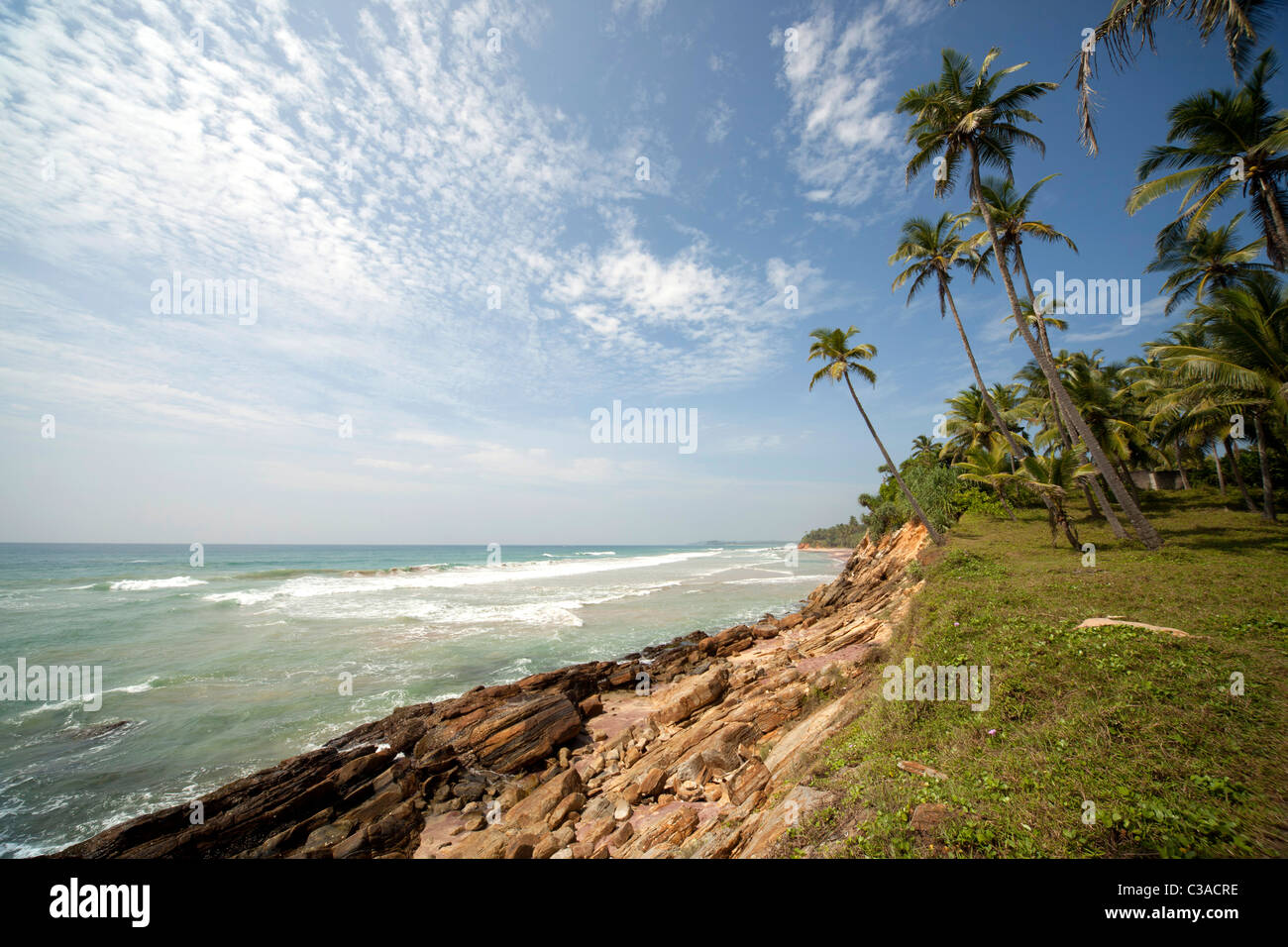 Le sud de la côte rocheuse près de Dikwella South, Sri Lanka Banque D'Images