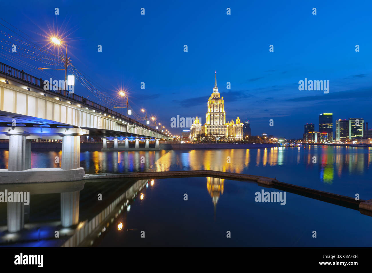 Nuit Moscou. Rivière de Moscou. Krasnopresnenskaya embankment hotel , l'Ukraine et le Nouvel Arbat pont. Banque D'Images