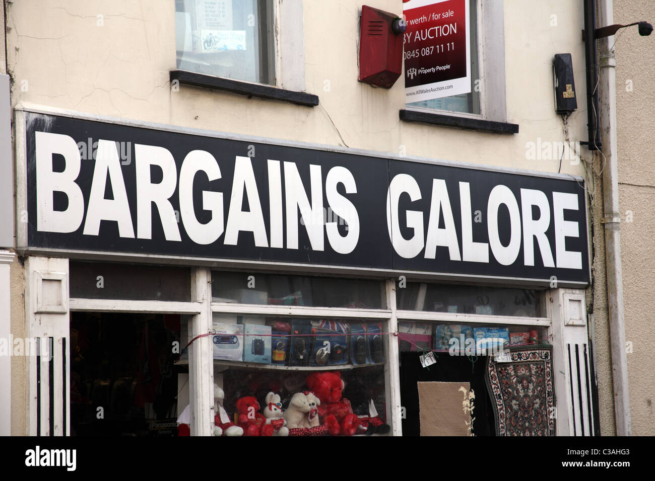 Bonnes affaires boutique Galore à Bangor High Street, au Pays de Galles Banque D'Images