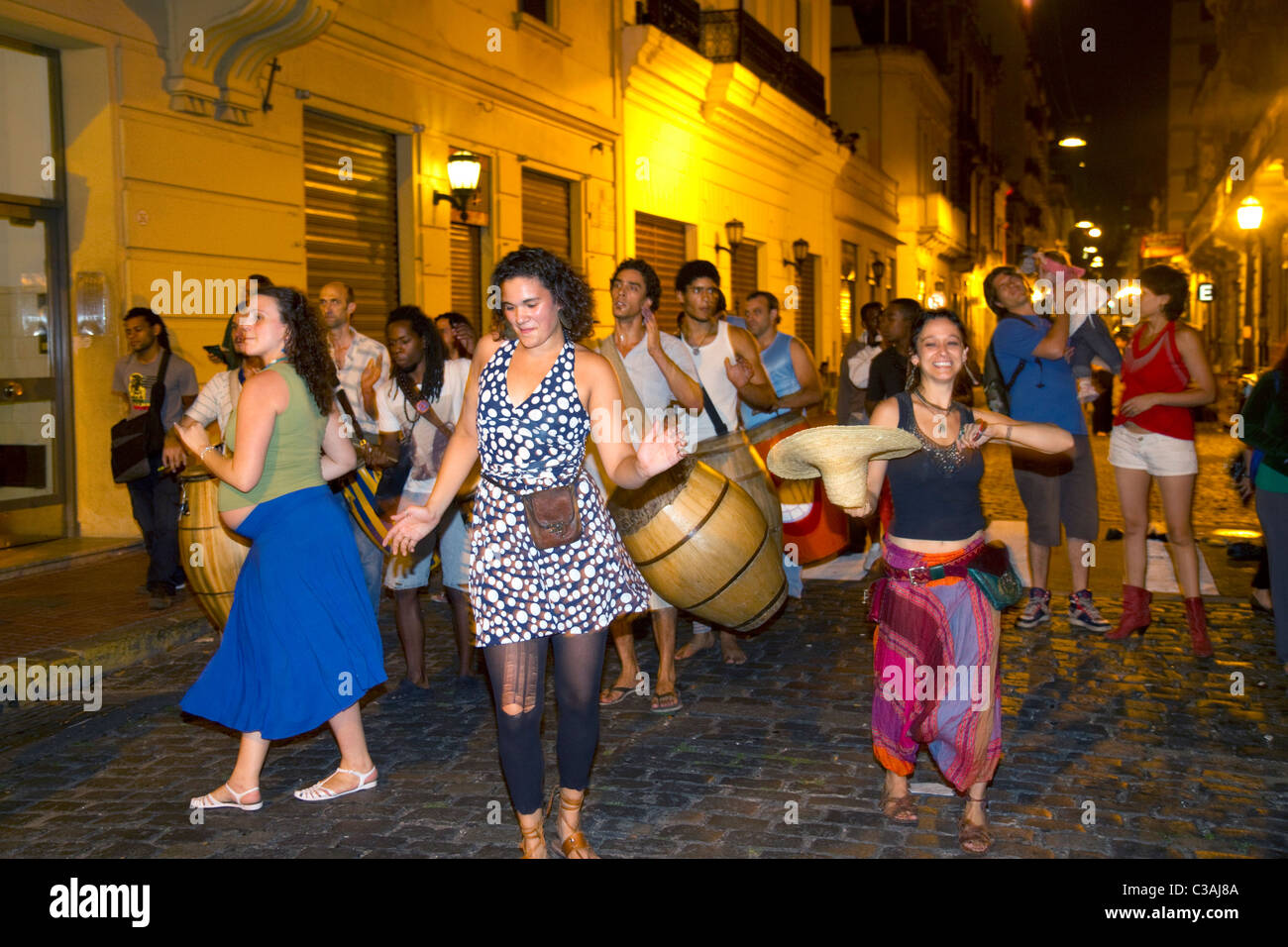 Défilé de gens et de danse le long de la rue Defensa dans le barrio de San Telmo de Buenos Aires, Argentine. Banque D'Images