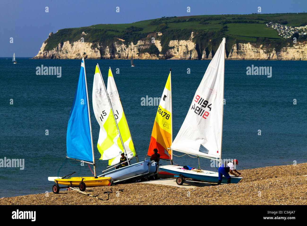 Bateau à Dingies en préparation pour un jour de course au large de la côte du Devon Banque D'Images