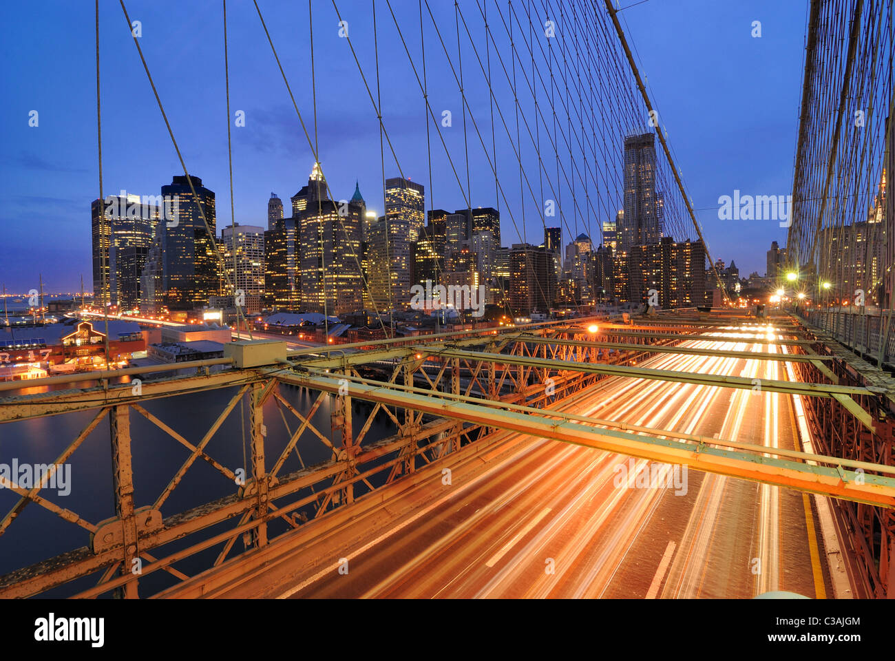 La vue du Quartier Financier de New York derrière le trafic sur le pont de Brooklyn. Banque D'Images