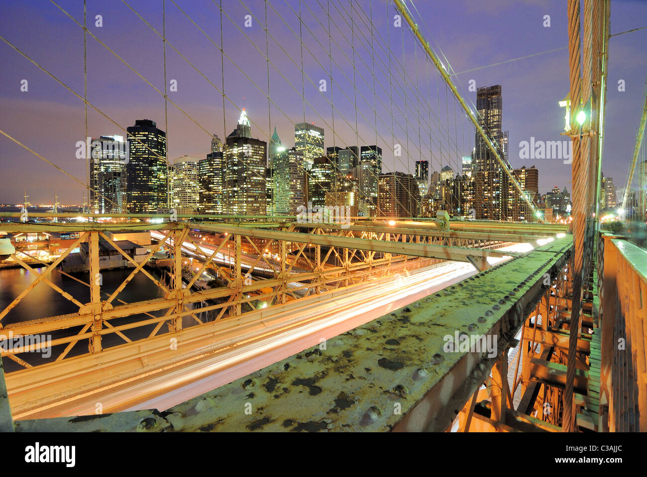 Vue sur le centre-ville de Manhattan depuis le pont de Brooklyn avec le trafic. Banque D'Images