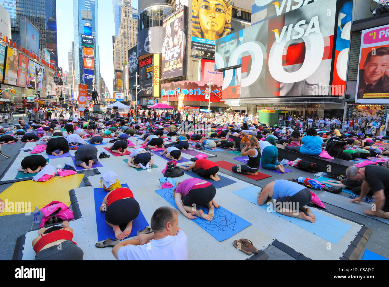 Les gens participent à un événement de yoga à Times Square New York City. Le 21 juin 2010. Banque D'Images