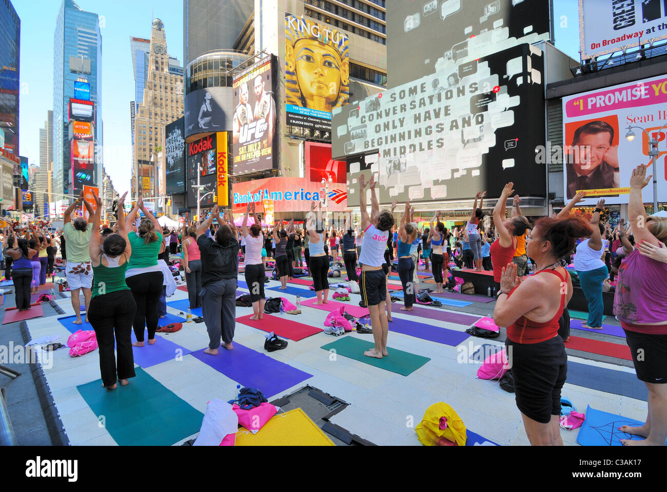 Les gens participent à un événement de yoga à Times Square New York City. Le 21 juin 2010. Banque D'Images