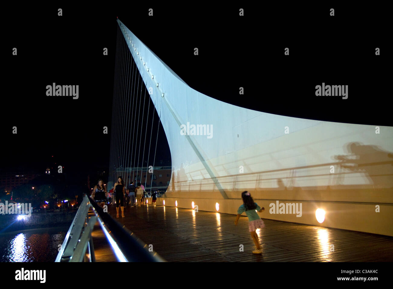 Le Puente de la Mujer passerelle de nuit dans le quartier Puerto Madero de Buenos Aires, Argentine. Banque D'Images