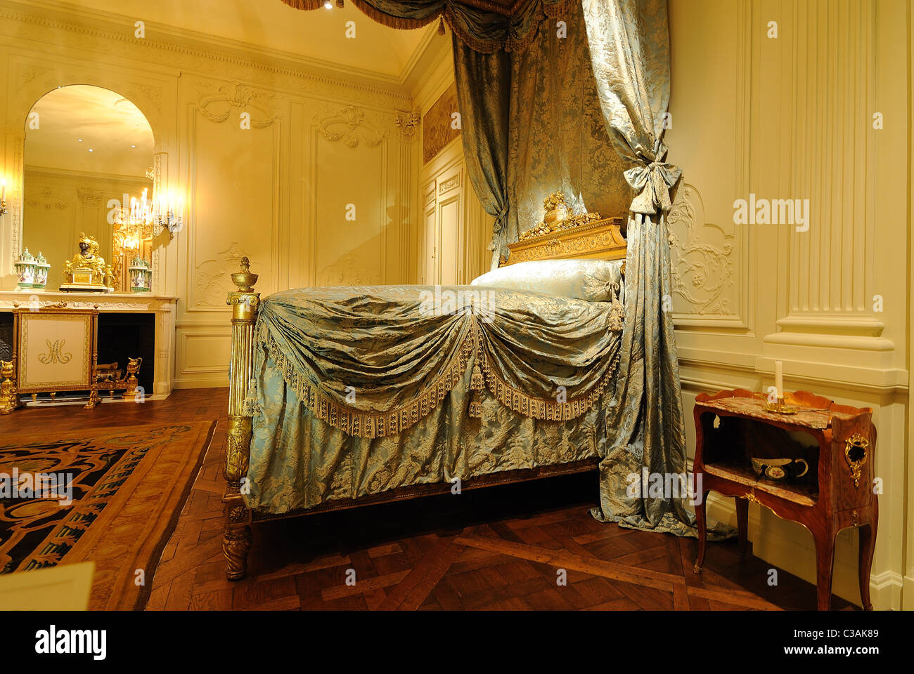 Bed (lit à la Duchesse en Impériale) sur l'affichage au Metropolitan Museum  of Art de New York Photo Stock - Alamy