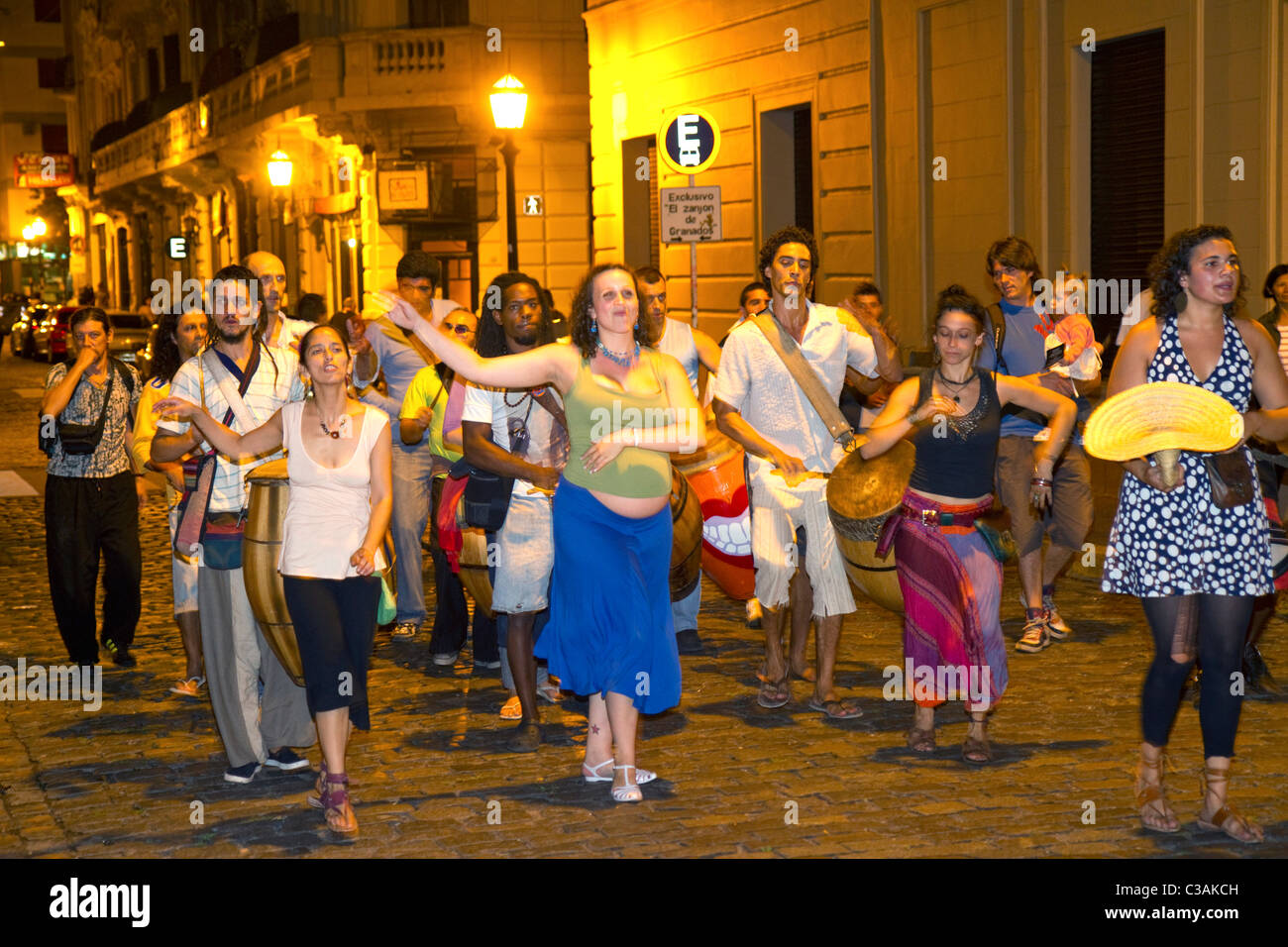 Défilé de gens et de danse le long de la rue Defensa dans le barrio de San Telmo de Buenos Aires, Argentine. Banque D'Images