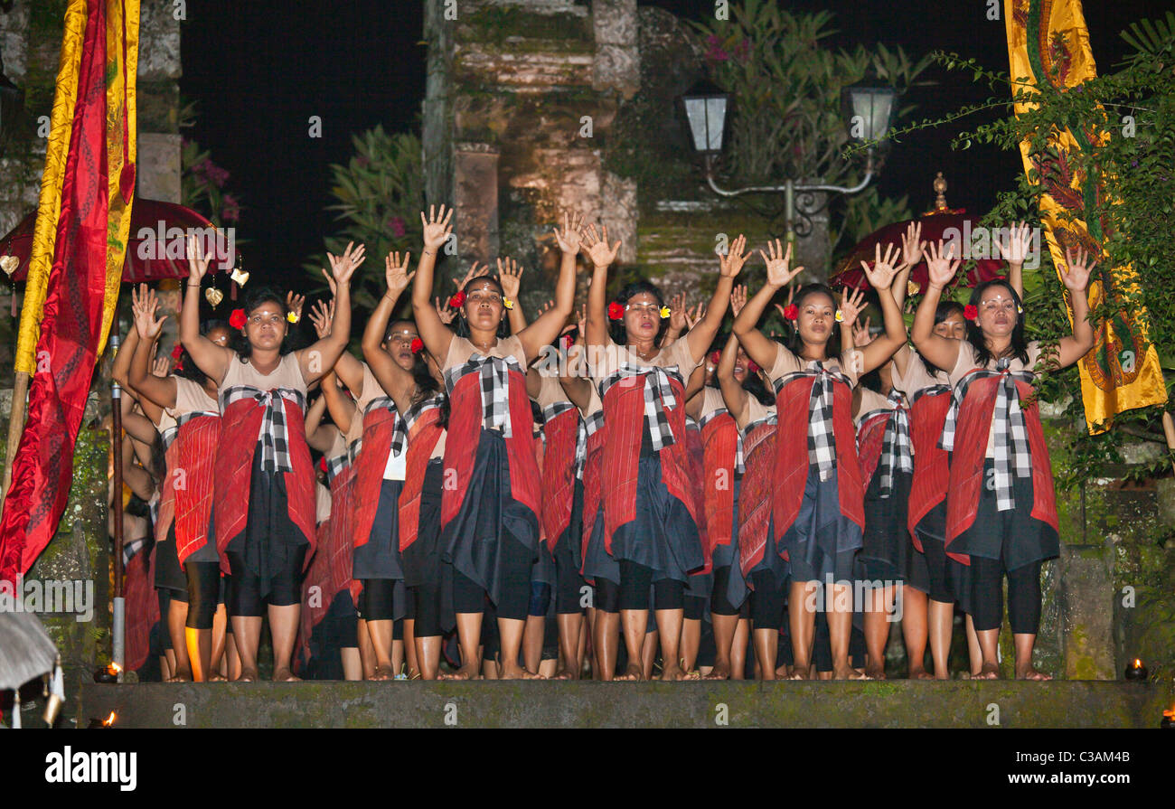 Le JUNUNGAN village est la seule femme SRIKANDHI KECAK RAMAYANA MONKEY (CHANT) Dance Troupe - UBUD, BALI Banque D'Images Le JUNUNGAN village est la seule femme SRIKANDHI KECAK RAMAYANA MONKEY (CHANT) Dance Troupe - UBUD, BALI Banque D'Images