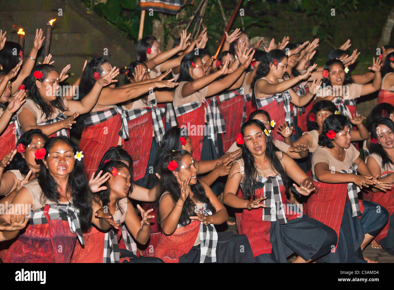 Le JUNUNGAN village est la seule femme SRIKANDHI KECAK RAMAYANA MONKEY (CHANT) les troupes de danse - UBUD, BALI Banque D'Images Le JUNUNGAN village est la seule femme SRIKANDHI KECAK RAMAYANA MONKEY (CHANT) les troupes de danse - UBUD, BALI Banque D'Images