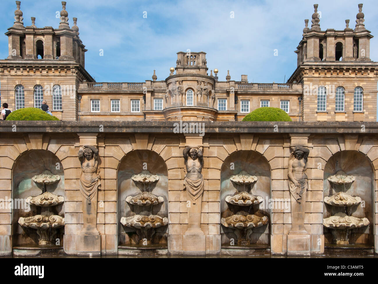 À fontaines les Jardins de Blenheim Palace avec le palais en arrière-plan. L'Angleterre. Banque D'Images