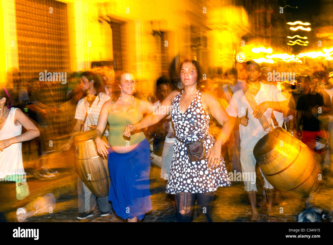 Défilé de gens et de danse le long de la rue Defensa dans le barrio de San Telmo de Buenos Aires, Argentine. Banque D'Images