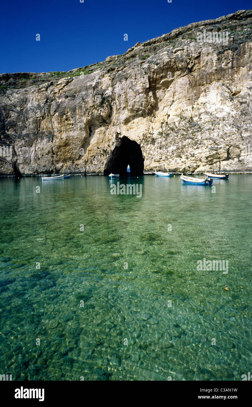 Voir de ce qu'on appelle la mer intérieure par la fenêtre d'Azur à Dwejra Point sur l'île maltaise de Gozo. Banque D'Images