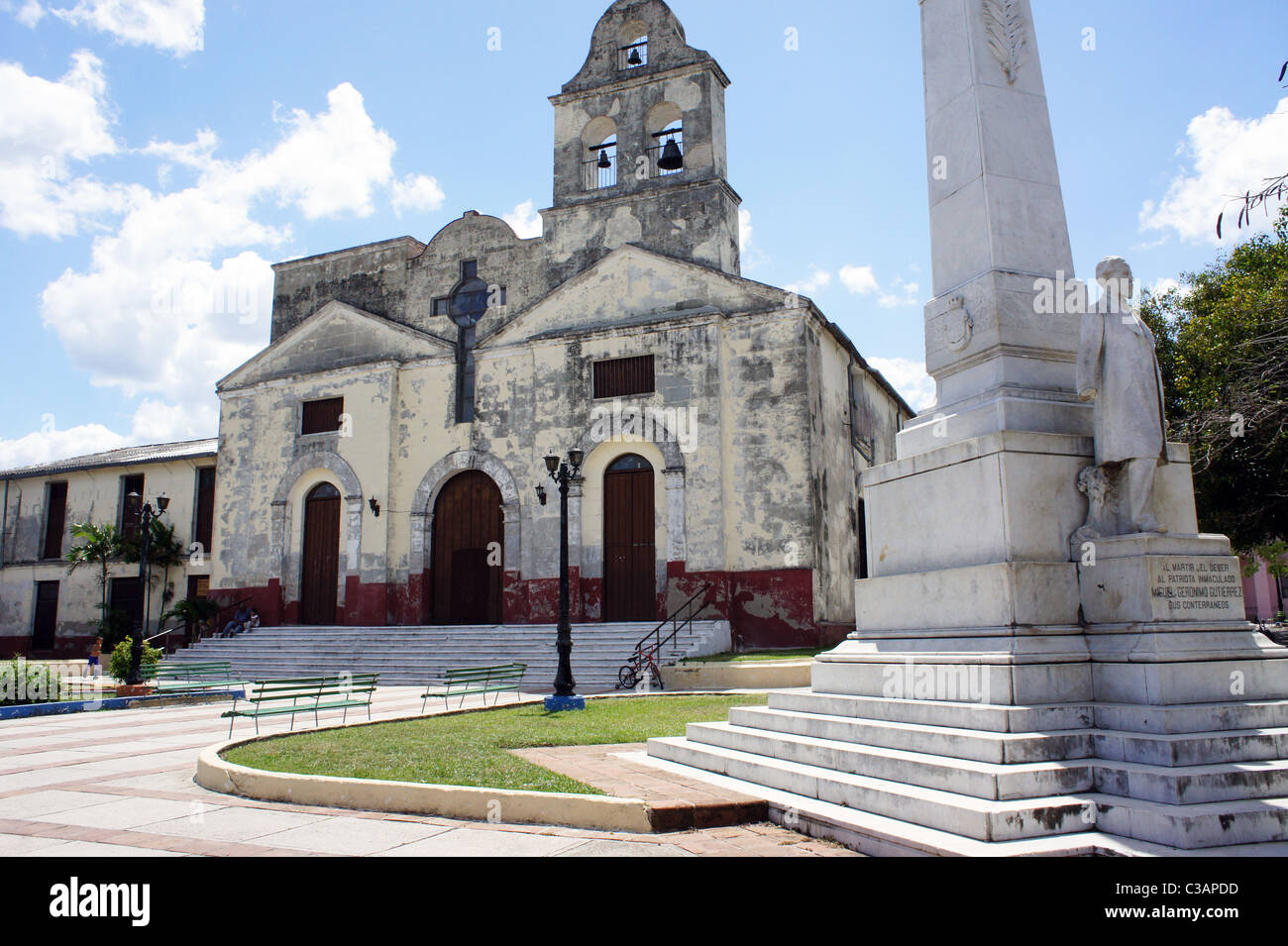 Iglesia de la Santisima Madre del Buen Pastor, et monument à Miguel Gerónimo Gutiérrez, Santa Clara, Cuba Banque D'Images