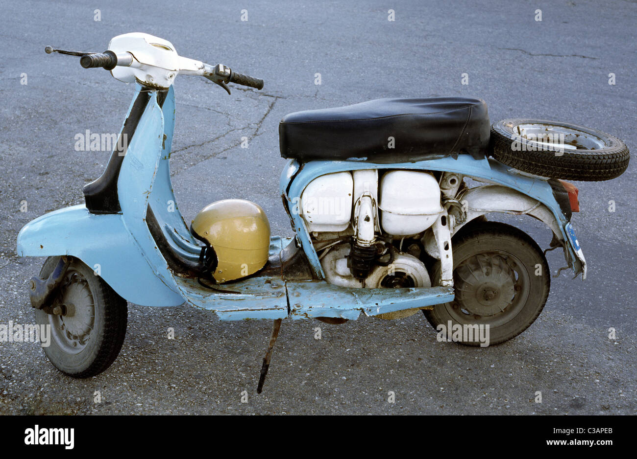 Vieux VESPA scooter avec casque à Mgarr sur l'île maltaise de Gozo. Banque D'Images