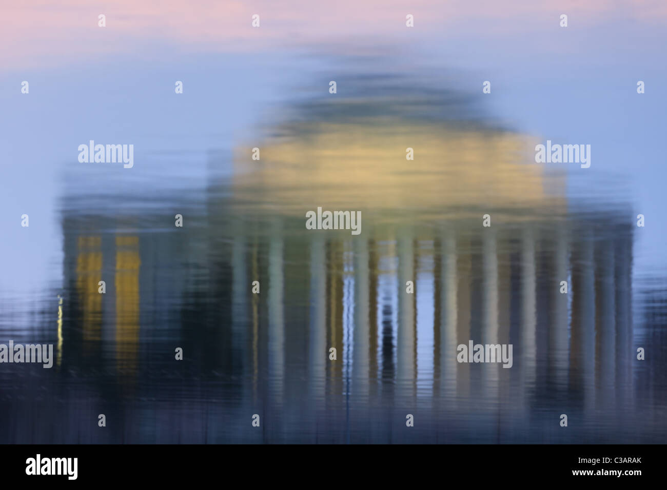 Le Jefferson Memorial jette son reflet sur les eaux de l'aube au bassin de marée dans la région de Washington, DC. Banque D'Images