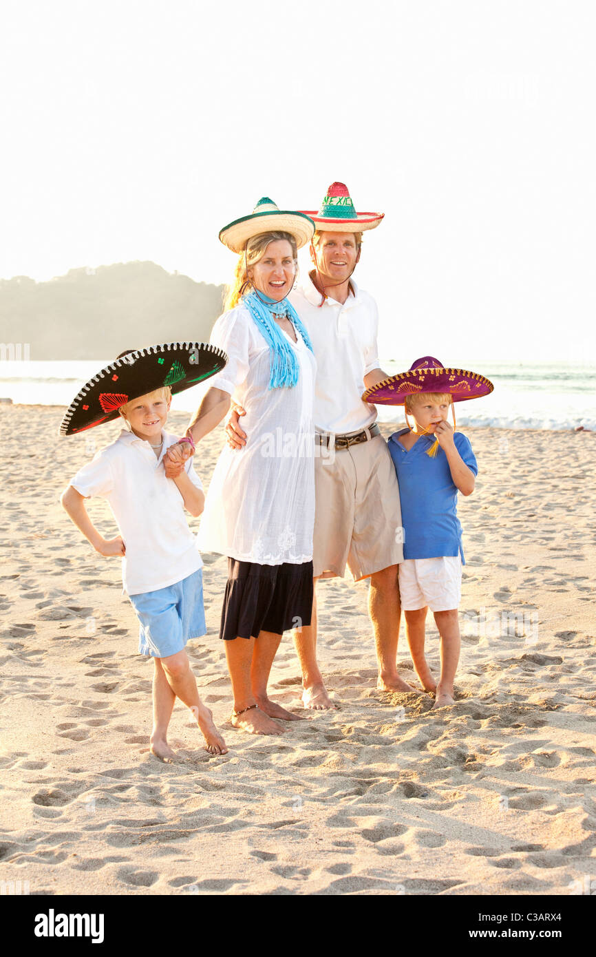 Portrait of family on beach Banque D'Images