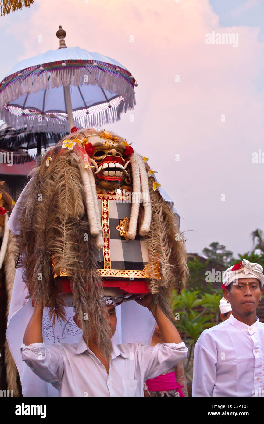 Un lion masque utilisé dans la danse LEGONG traditionnelles sont effectuées au cours d'une procession pour un temple hindou anniversaire - UBUD, BALI Banque D'Images