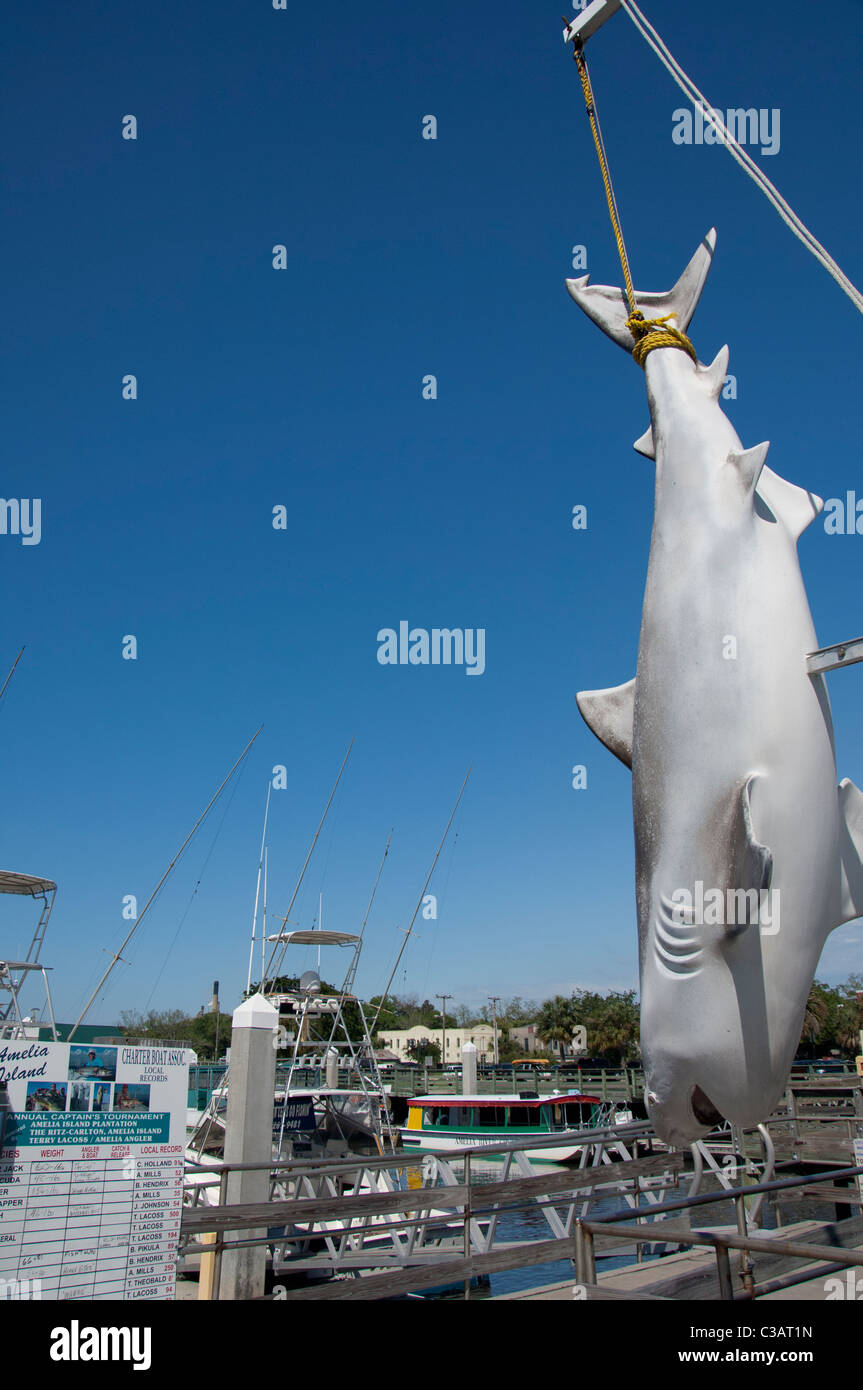 Floride, Amelia Island, Fernandina. Waterfront zone portuaire de Fernandina. Shark (faux) accroché sur la jetée. Banque D'Images