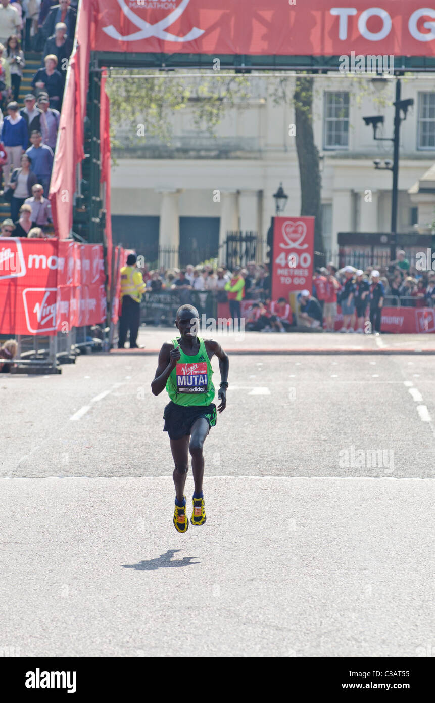 Le gagnant du Marathon de Londres 2011 Emmanuel Mutai, au Kenya, à l'avant avec 400 mètres de marathon de Londres le 17 avril 2011 Banque D'Images