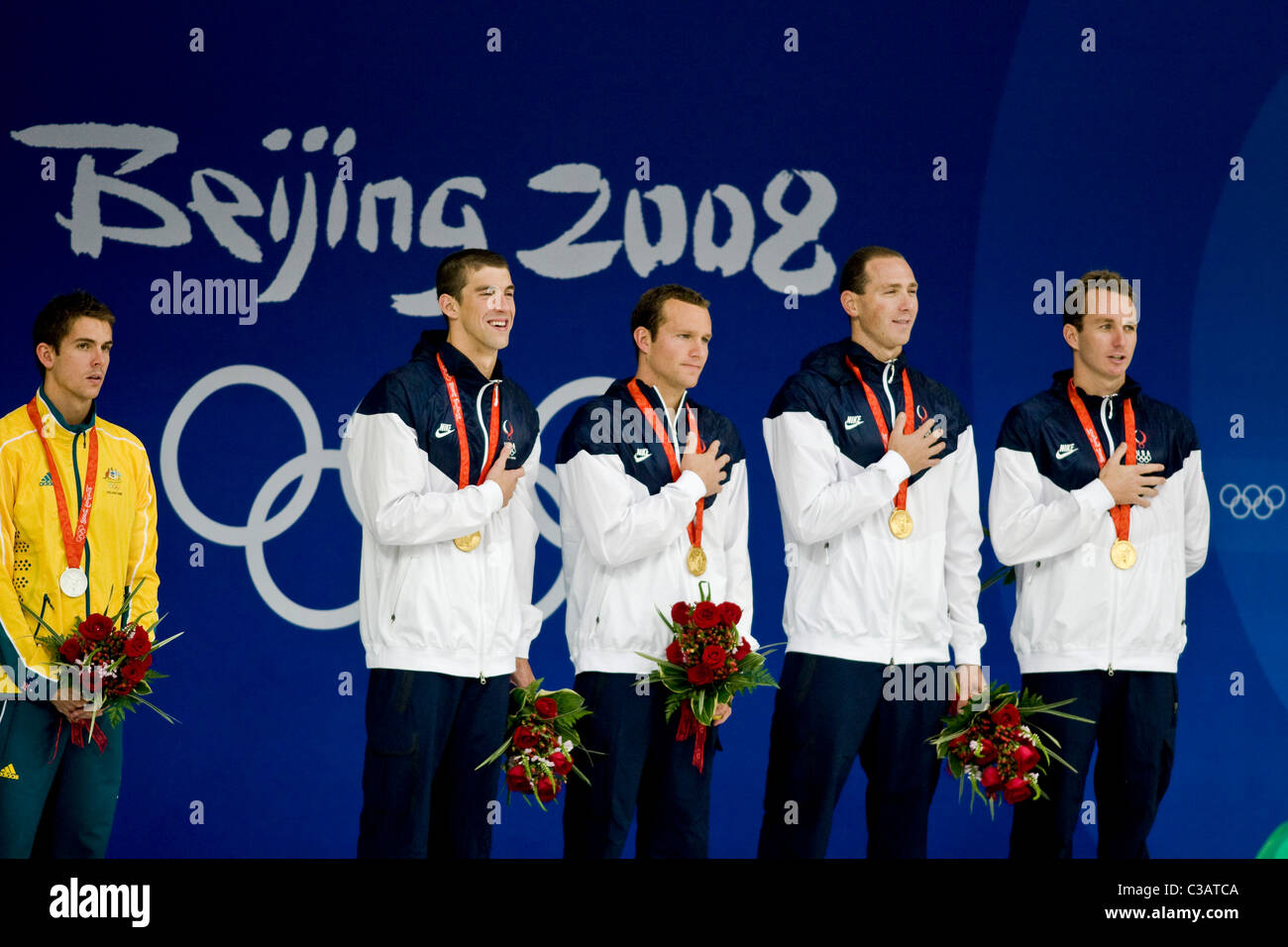 Michael Phelps gagner sa médaille d'or de rupture record de huit dans le USA Men's 4x1100 relais quatre nages, dans la compétition de natation : Banque D'Images