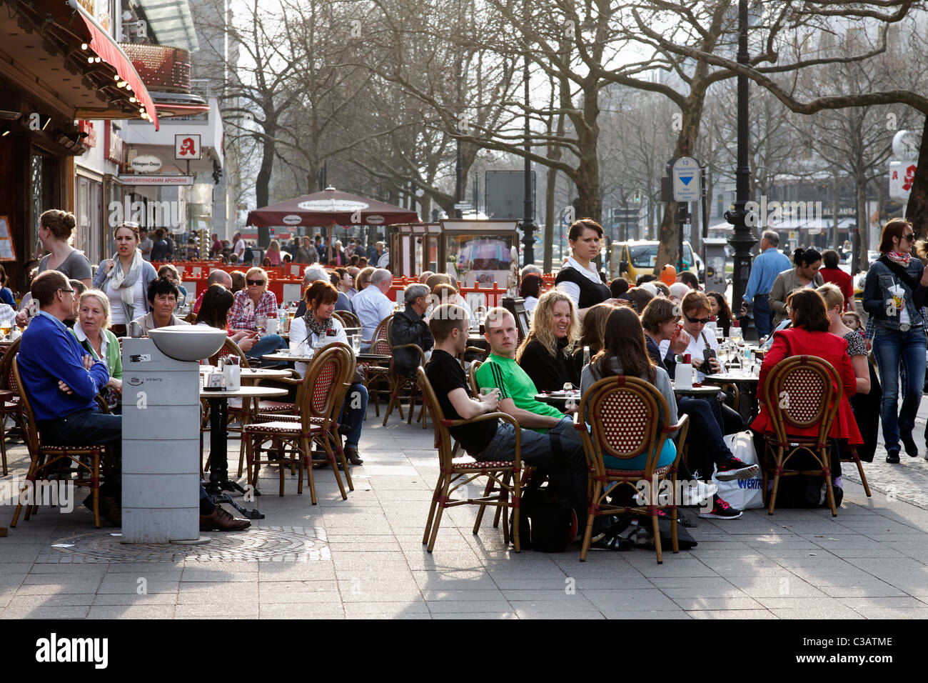 Alt Berlin, Berliner, Biersalon sidewalk cafe, de nombreux touristes. D - 10771 Berlin, Kurfürstendamm Nr. 225. EU/DE/DEU/ Allemagne/ Banque D'Images