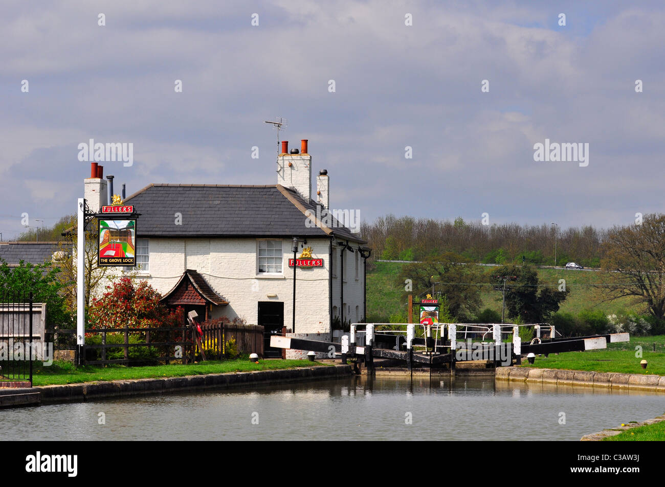 Le Grove Fuller's Lock 'Pub' par une écluse dans le Bedfordshire Banque D'Images