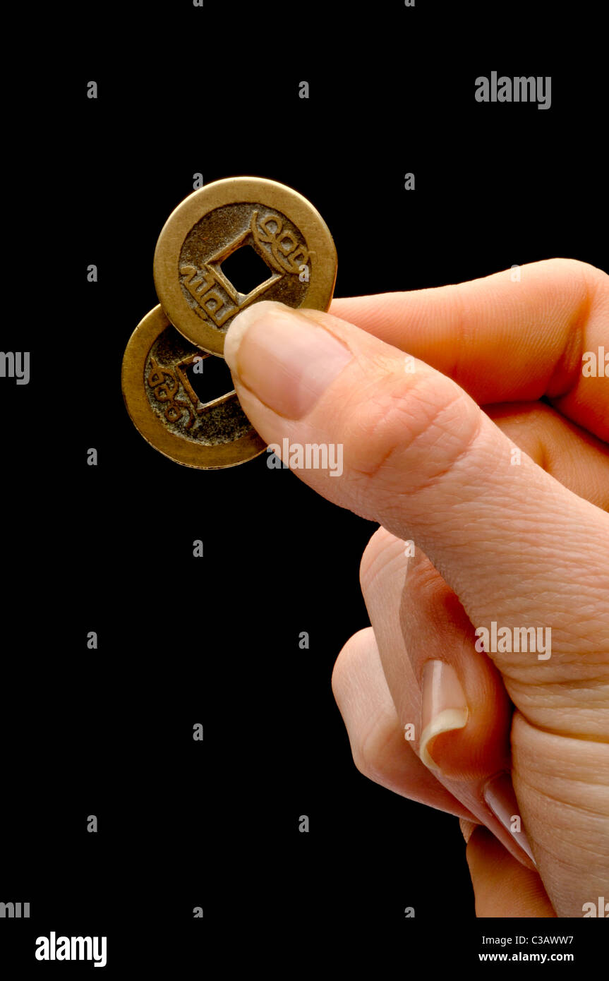 Hand holding chinese coins Banque D'Images