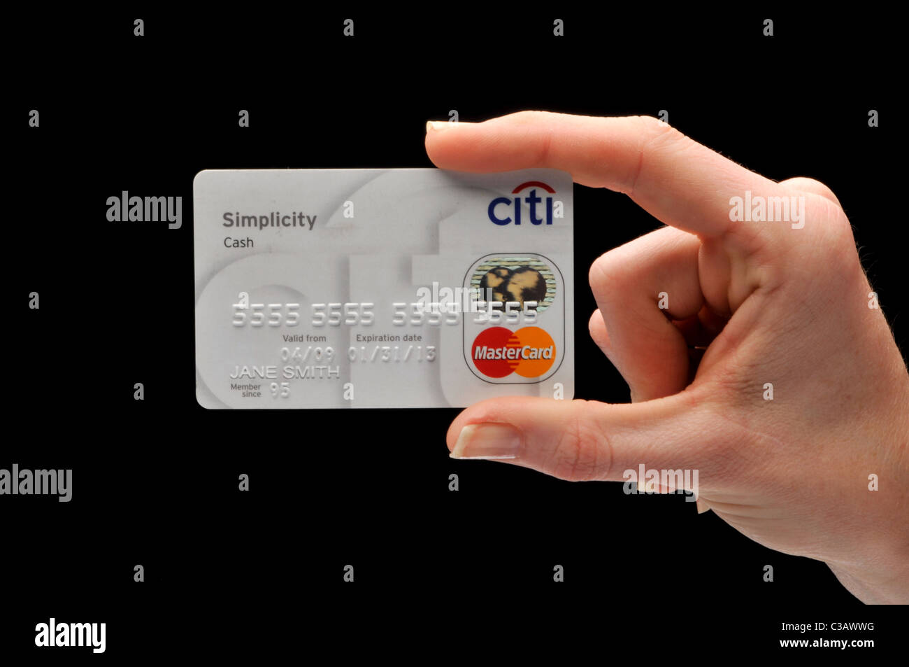 Femme main tenant seule les cartes de crédit Mastercard Banque D'Images