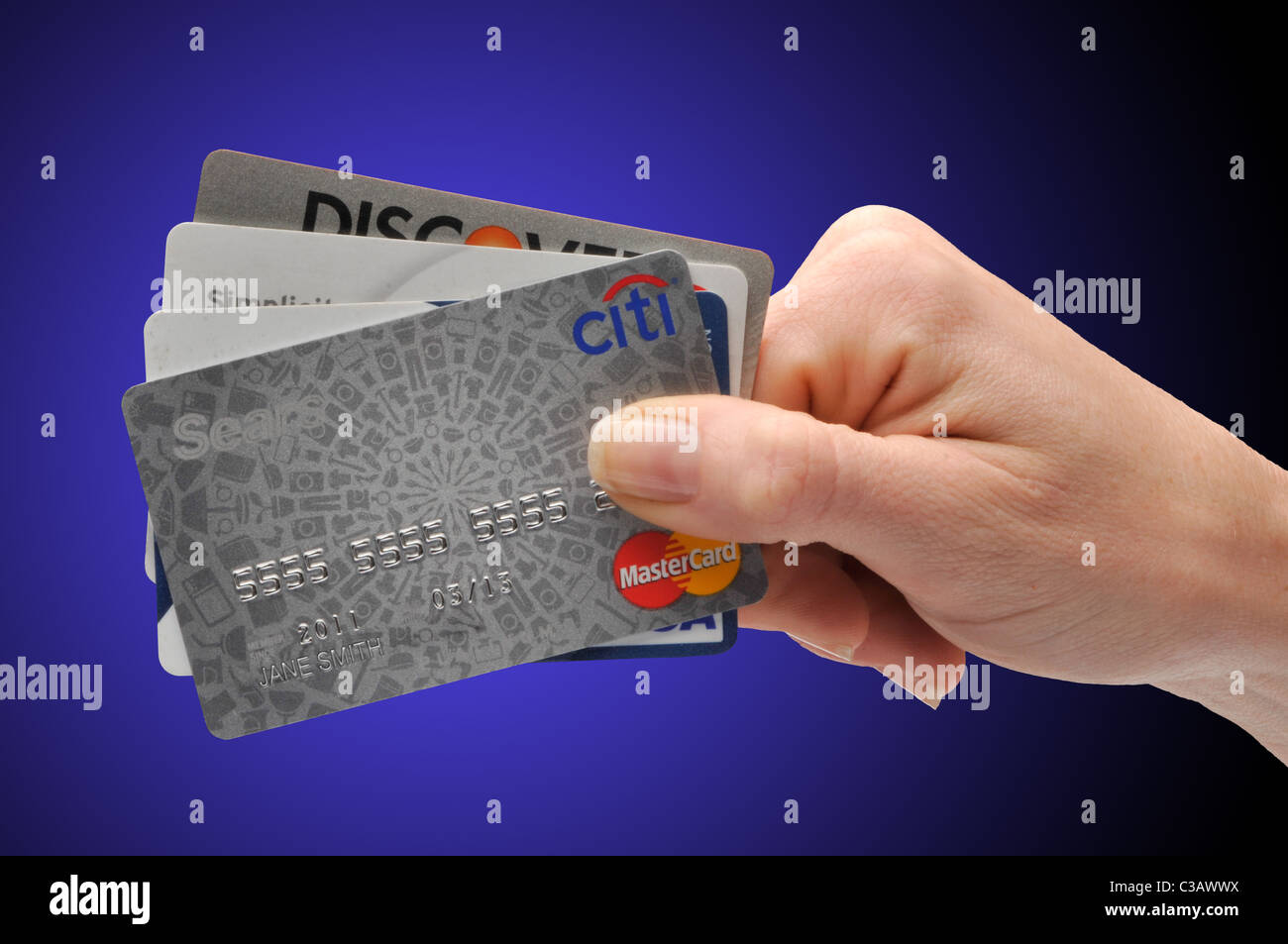 Femme hand holding credit cards Banque D'Images