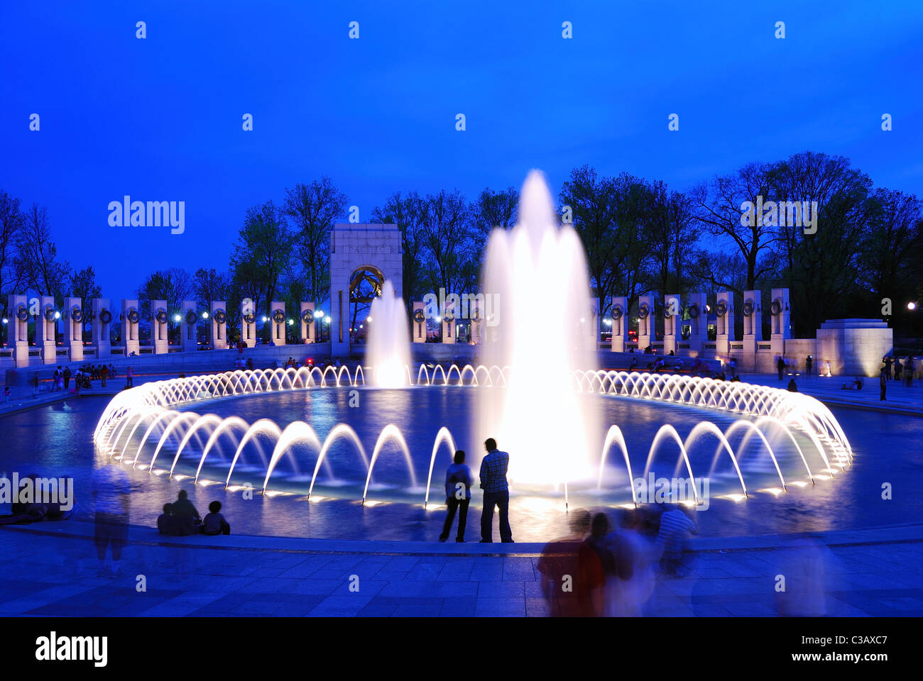 Mémorial de la seconde guerre mondiale avec des fontaines de nuit à Washington DC Banque D'Images