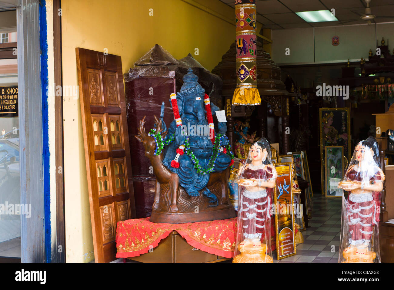 Une statue du dieu Ganesh et autres sculptures sur bois dans une boutique de Malaisie Banque D'Images