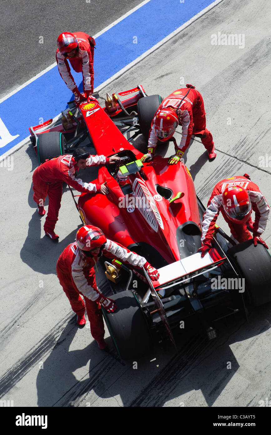 Shanghai : la voiture de Raikkonen étant repoussé dans garage Banque D'Images