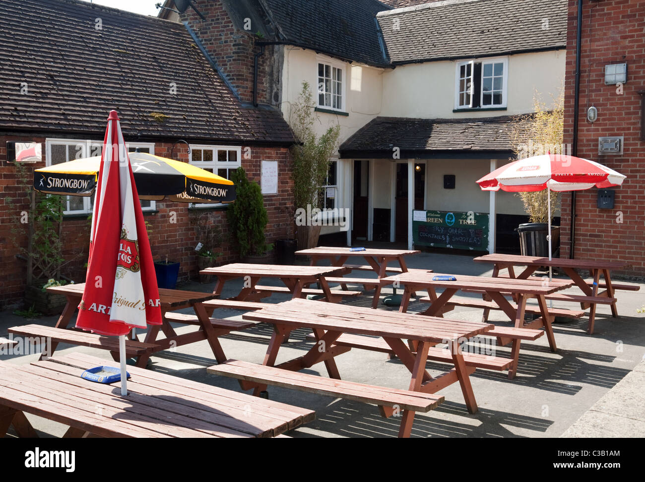 Un jardin de bière pub vide le long d'une fin de semaine de Pâques, Wallingford Oxfordshire Banque D'Images