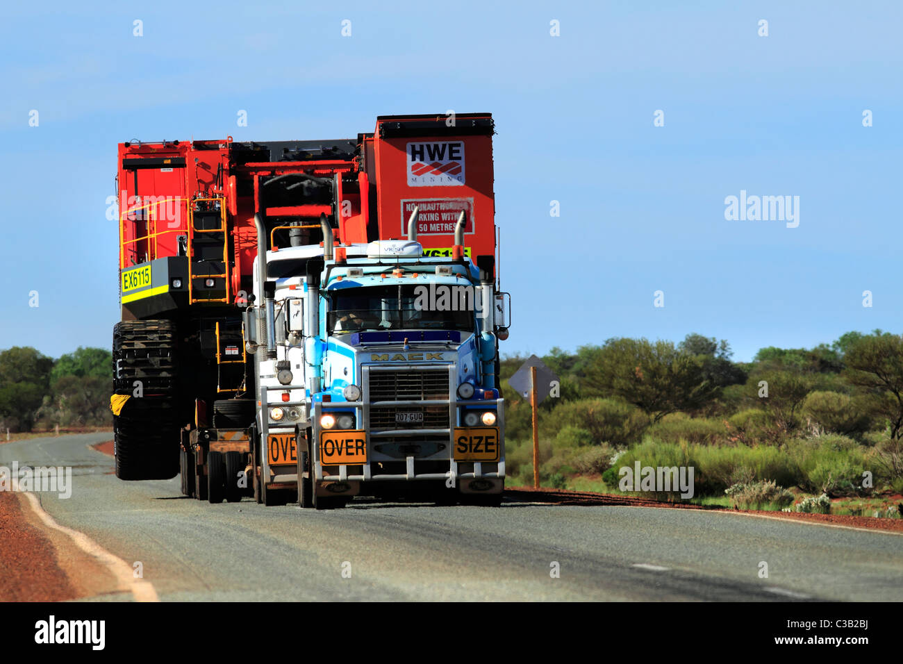 Des machines de la mine d'être transportés par camions, trains routiers nord-ouest de Pilbara en Australie Banque D'Images