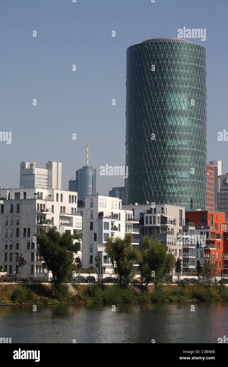 Les bâtiments résidentiels et Westhafen Tower, Frankfurt am Main, Allemagne Banque D'Images