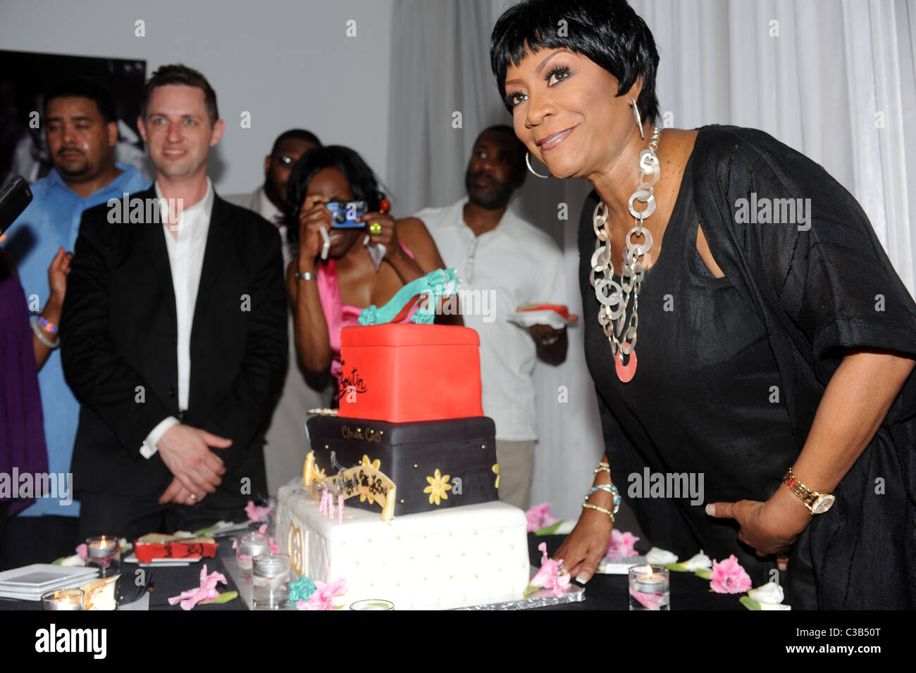 Patti Labelle Se Prepare A Couper Son Gateau Christian Louboutin Qu Elle Celebre Son 65e Anniversaire A Keven Parker Mlle Tootsie S Photo Stock Alamy