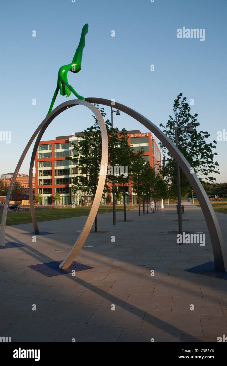 Sculpture gymnaste devant un nombre premier Street, Manchester. Banque D'Images
