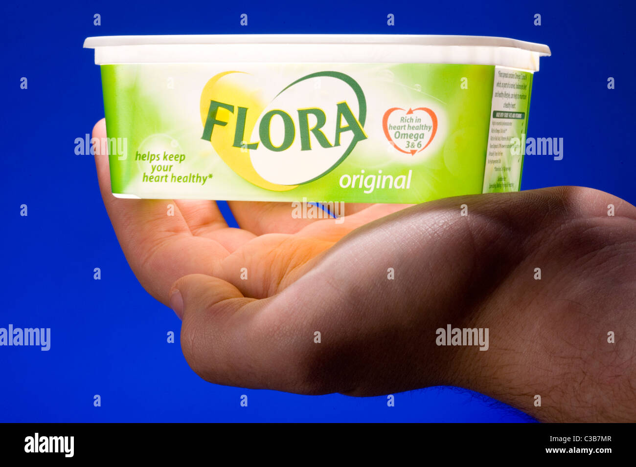 Un homme tenant de flore margarin ; une marque d'Unilever. Banque D'Images