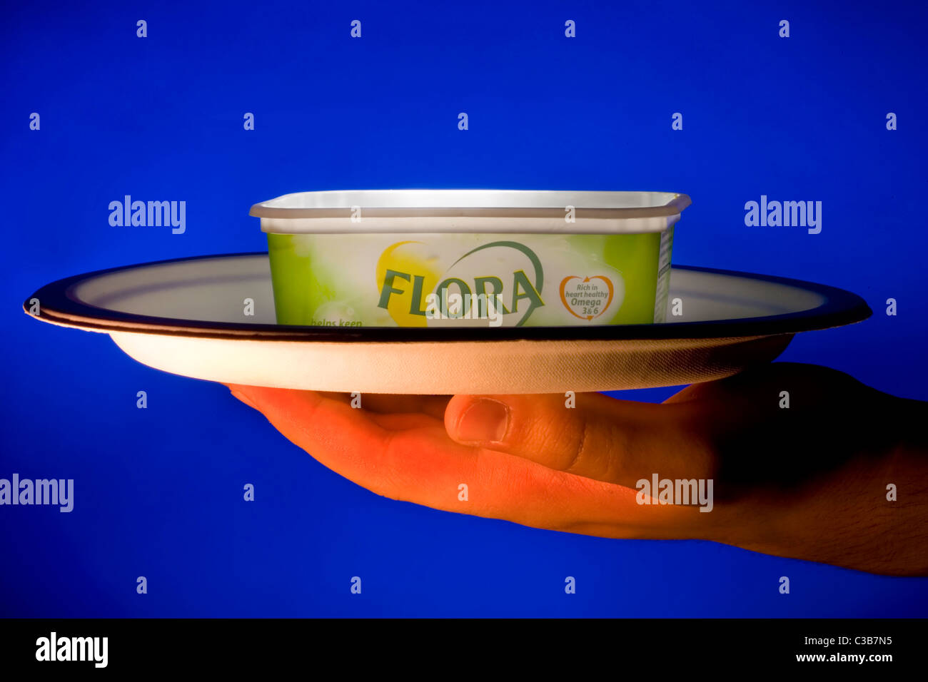 Un homme tenant de flore margarin ; une marque d'Unilever. Banque D'Images