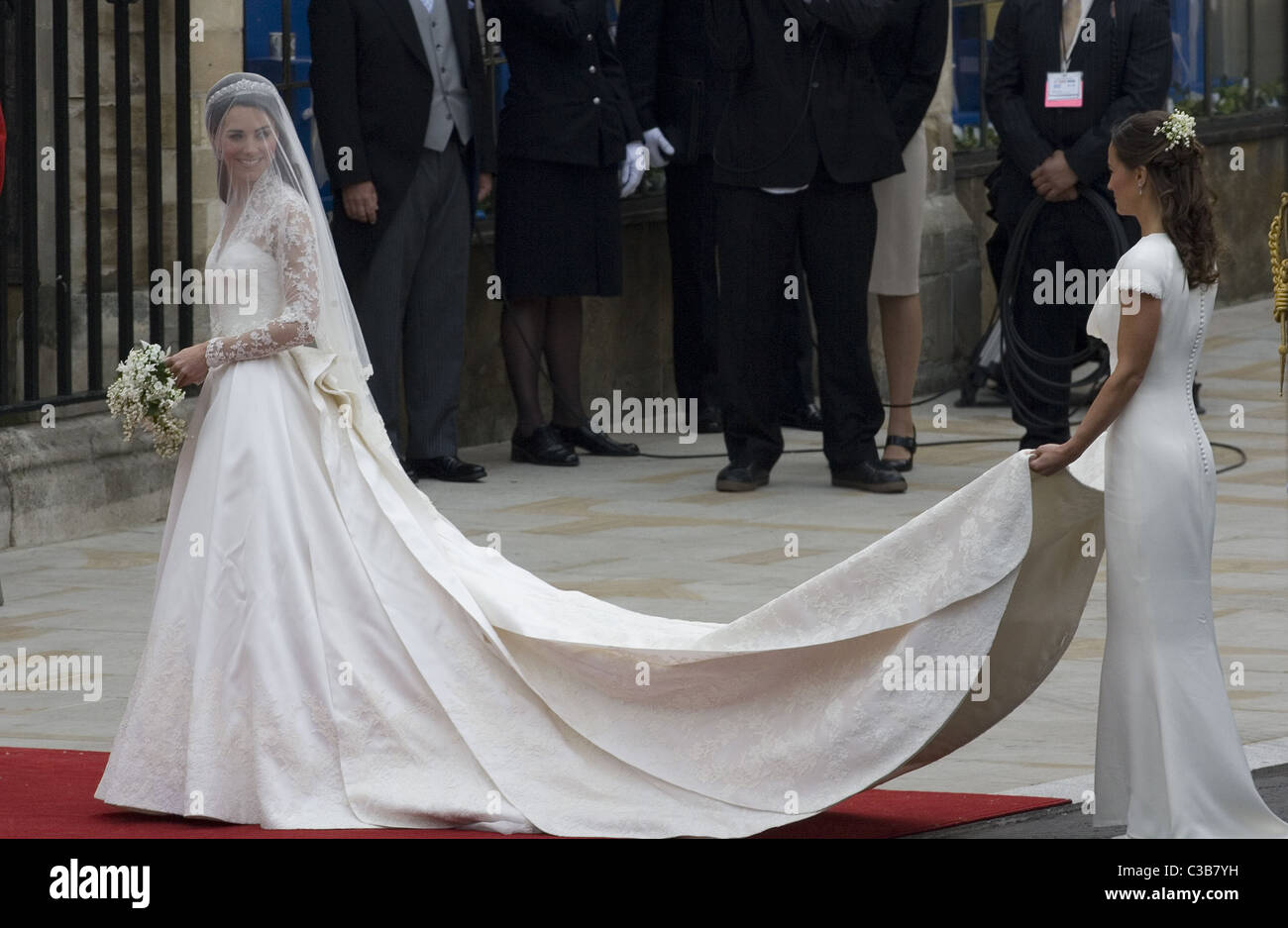 Le mariage du Prince William et Catherine Middleton. 29 avril 2011. Kate Middleton arrive à l'Abbaye avec sa soeur Banque D'Images