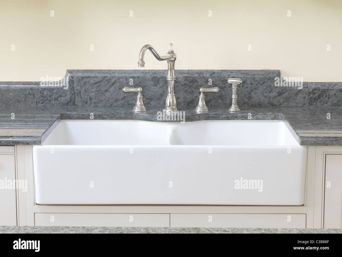 Gîte rural français double évier avec la céramique/exposés et placé sous un plan de travail en granit avec deux côtés essoreuses rainuré Banque D'Images