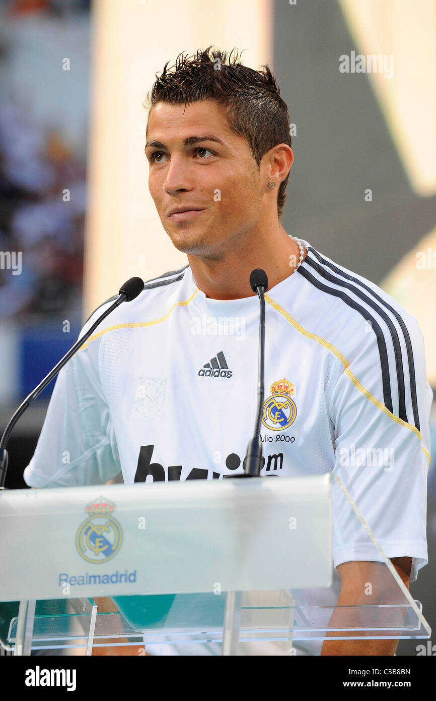 Cristiano Ronaldo est présenté comme nouveau joueur du Real Madrid numéro 9  devant 80 000 fans au Santiago Bernabeu Photo Stock - Alamy