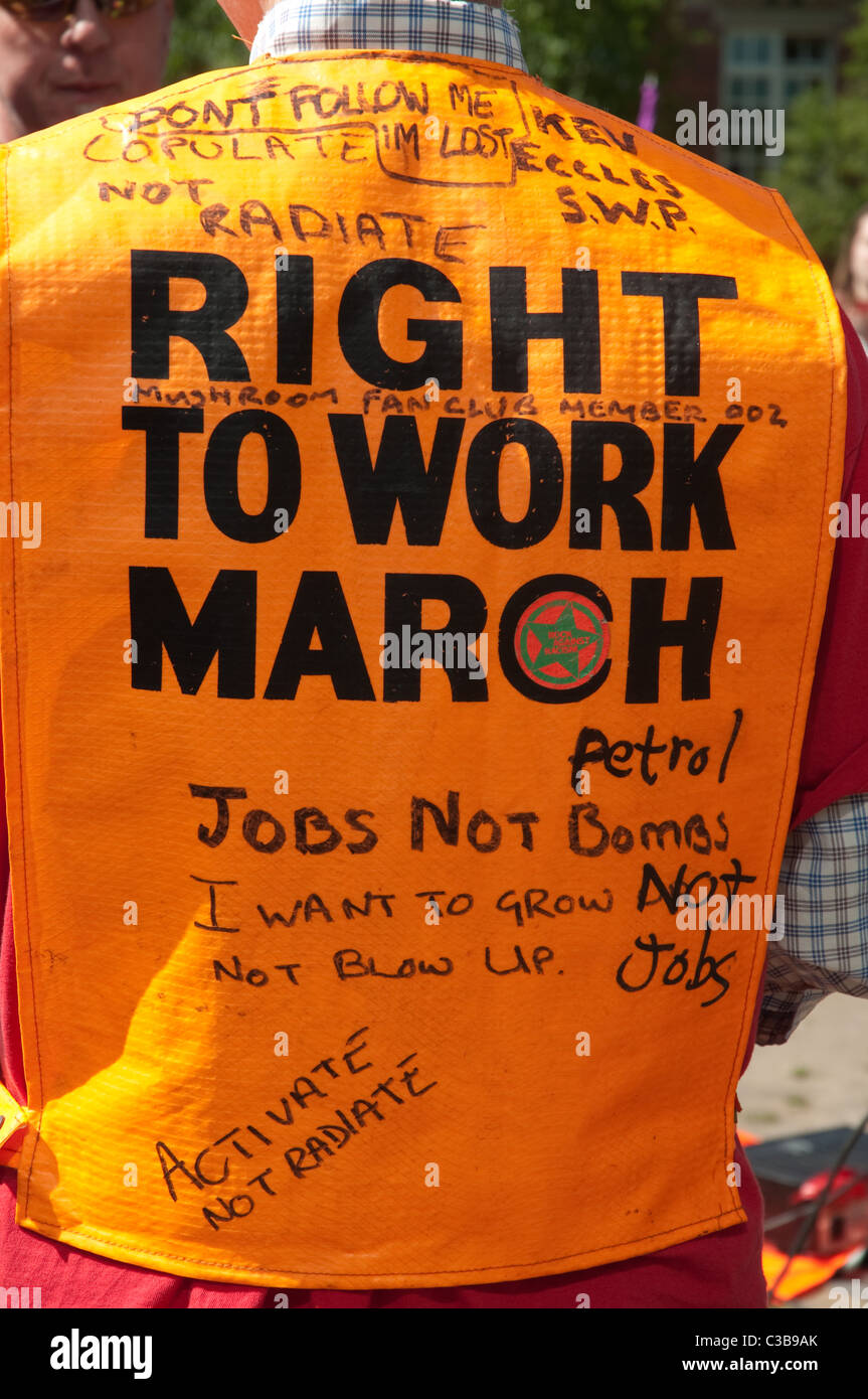 Premier mai 2011,Manchester.manifestants rejoint le rassemblement pour exprimer leurs préoccupations à des pertes d'emploi à Manchester. Banque D'Images