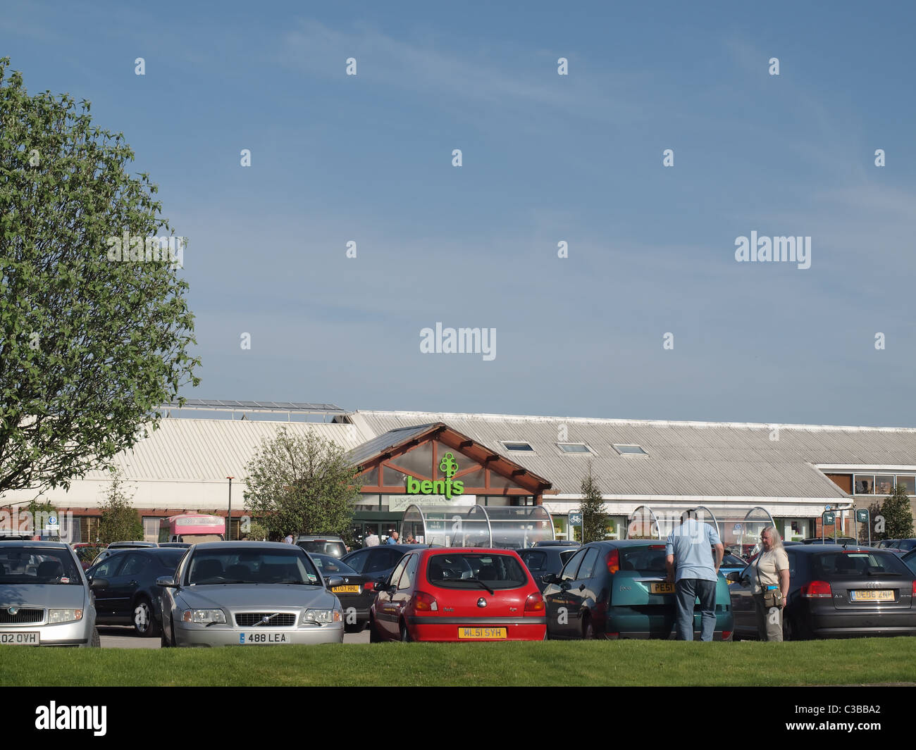 Les clients sur le parking du centre jardin Bents, Glazebury, Warrington Banque D'Images