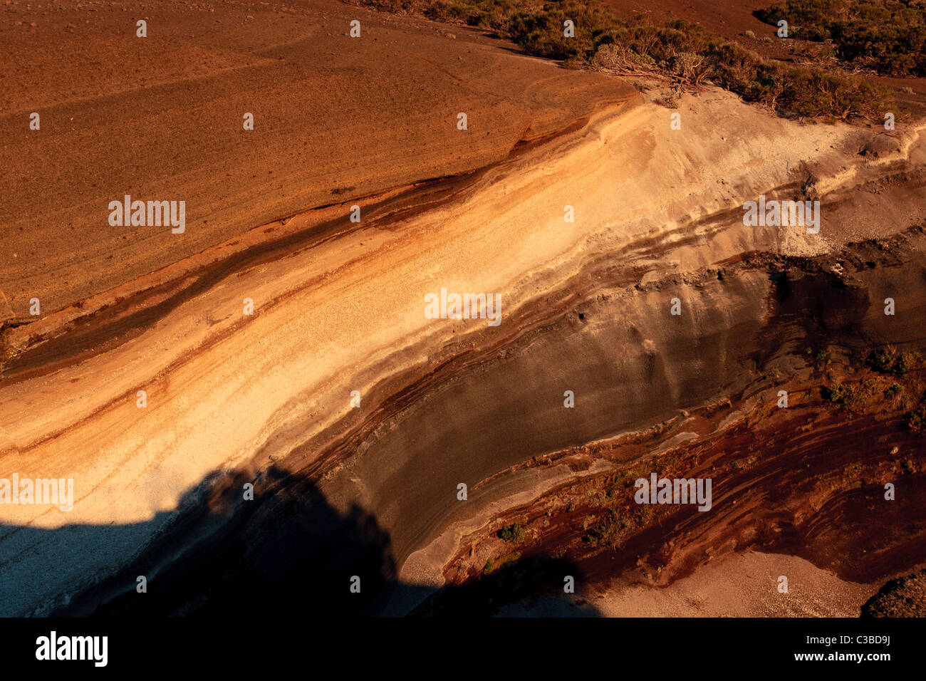 Des couches de roches baignées de soleil de fin de soirée montrent les différentes couleurs des débris volcaniques déposées le long millenia Tenerife Banque D'Images