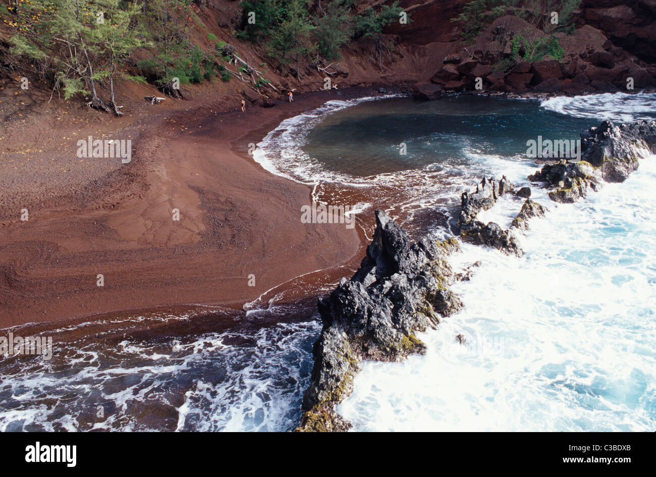 Hawaii, Maui, l'île de La Vallée, Kaihalulu Plage de sable rouge Banque D'Images