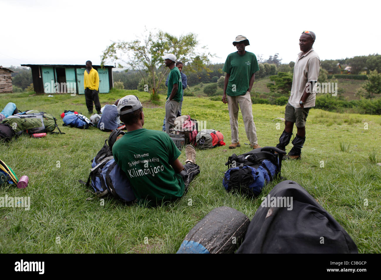 Aides locales et le guide sont en attente, Kilimandjaro, Marangu Route to Mt. Kilimandjaro, Tanzanie, Afrique du Sud Banque D'Images